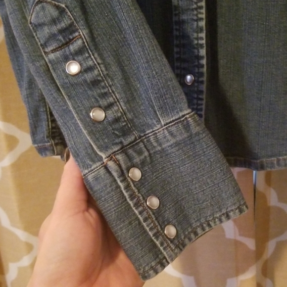 Levi's women's denim western style shirt - Picture 2 of 5